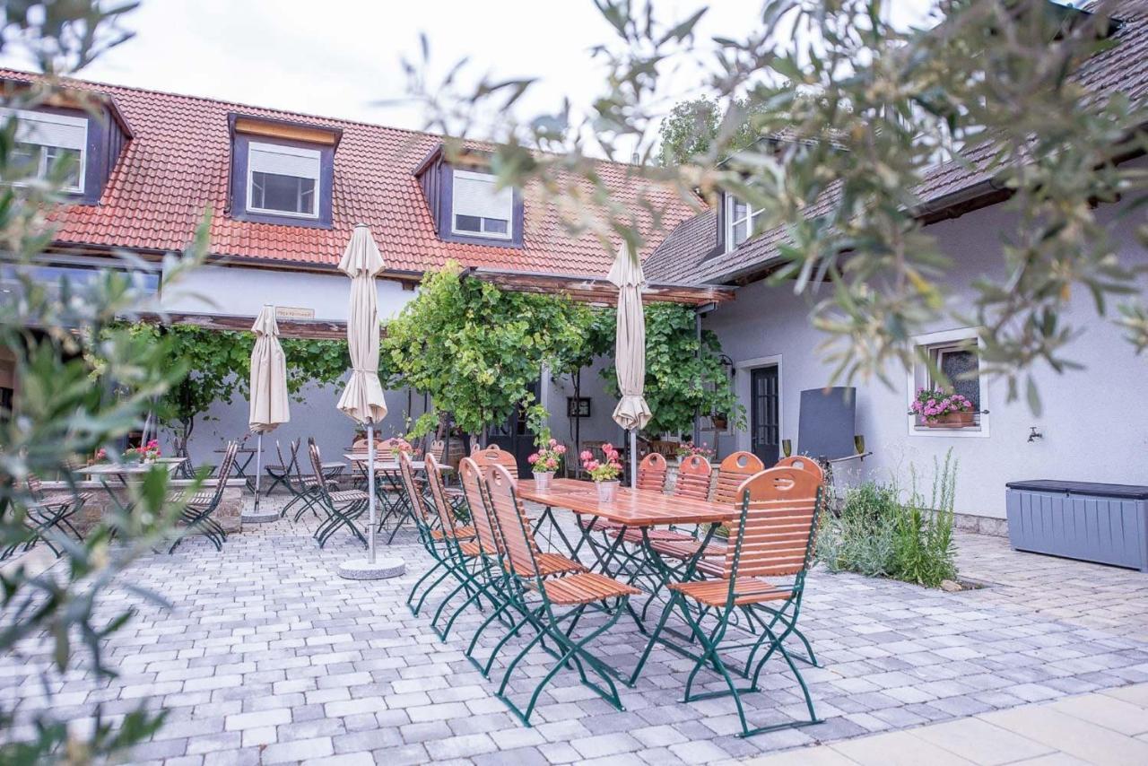 Weingut Kernwein Hotel Seinsheim Buitenkant foto